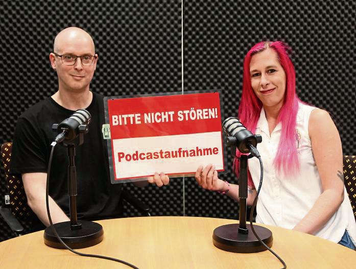 Slavko Gorhold und Ina Wienhold vom Cannabis-Club „The Herbal House“ im Patriot-Podcast-Studio. Foto: Puls