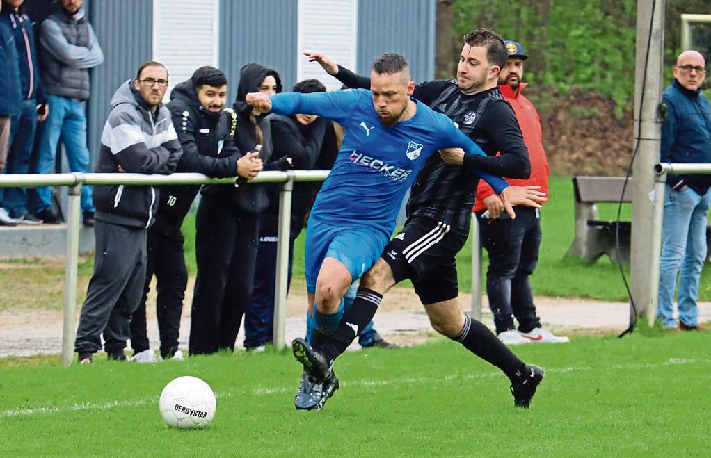 Spektakel am Kranenkasper: Spitzenreiter SC Lippstadt (in Blau) verlor zum zweiten Mal gegen SW Overhagen, diesmal mit 4:5. Foto: Feichtinger