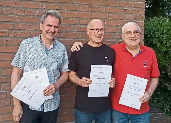 Auszeichnungen vom WTTV (v.l.): Ulrich Möller erhielt die silberne Ehrennadel sowie die goldene Spielernadel, Guido Scholand die silberne Spielernadel und Friedhelm Papenkort die silberne Ehrennadel.
