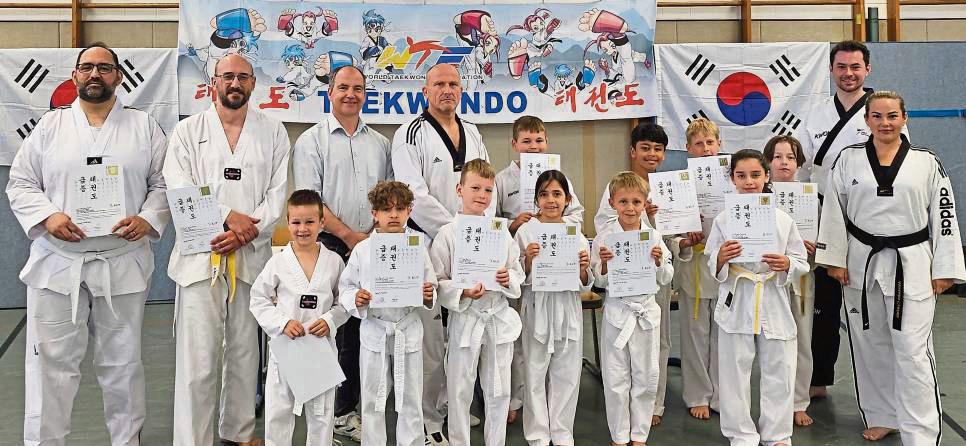 Geschafft! Der Taekwondo-Nachwuchs des JSV Lippstadt zeigte sein Können in verschiedenen Bereichen und durfte sich am Ende über eine erfolgreiche Kup-Prüfung freuen.