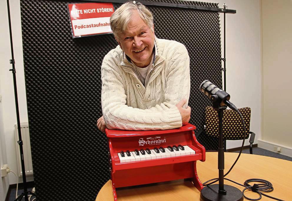 Mit einem kleinen roten Klavier lernte Reinhard Horn das Klavierspielen. Foto: Bastian Puls