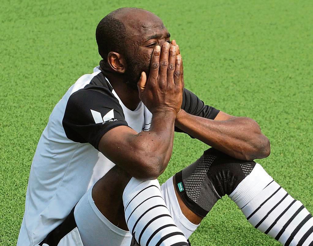 Mustapha Abubakari vom TSV Rüthen konnte es nicht fassen. Gerade hatte seine Elf einen überzeugenden 6:0-Sieg errreicht und muss dennoch absteigen. Foto: Brand