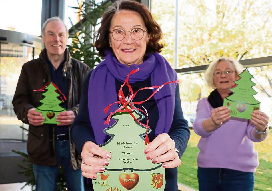 Eine Aktion des Vereins „Erwitte hilft“ um Werner Strugholz, Christel Kroll und Annette Kerkhoff ist der Wünsche-Weihnachtsbaum (wir berichteten). Foto: Dietz