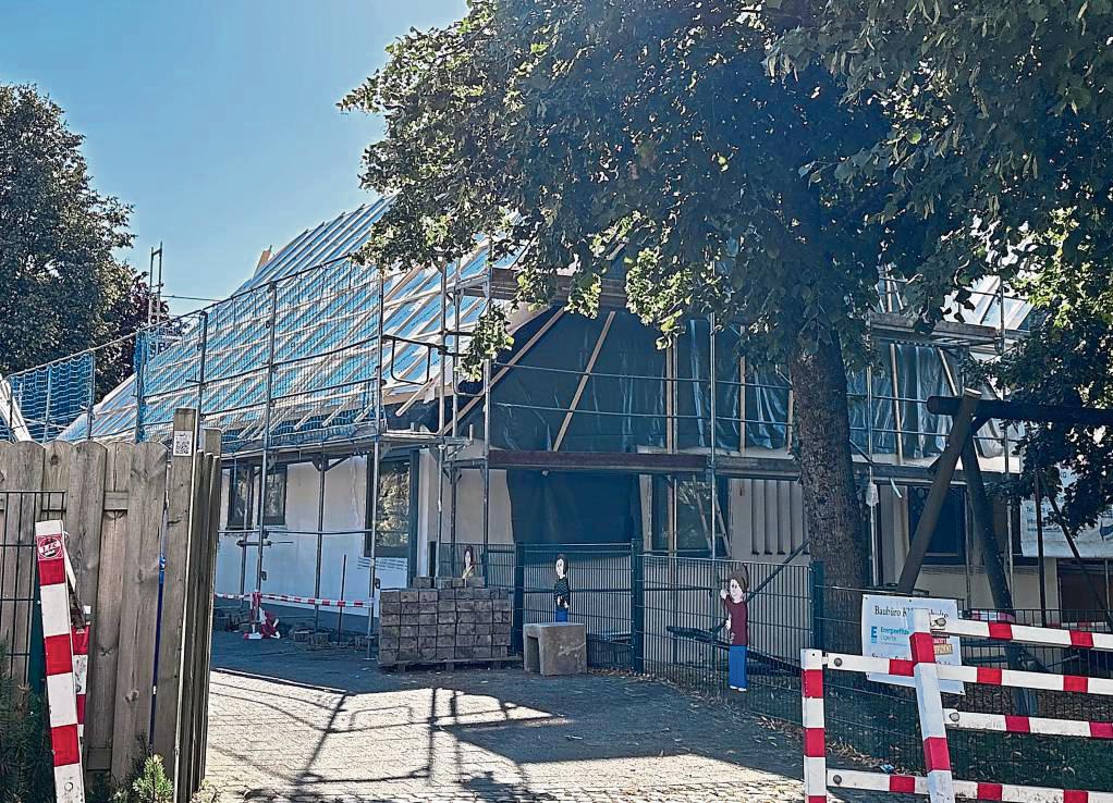 Die Dachsanierung am Clemenskindergarten in Kallenhardt wird bei laufendem Betrieb ausgeführt. Kinder und Erzieherinnen müssen den Bauarbeiten ausweichen. Fotos: Bsdurek