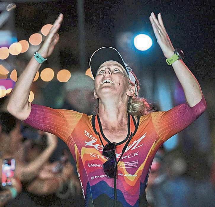Überglücklich! Sandra Brüggershemke genoss die Zielankunft bei der Ironman-WM der Frauen auf Hawaii in vollen Zügen und vergoss anschließend auch ein paar Tränen.