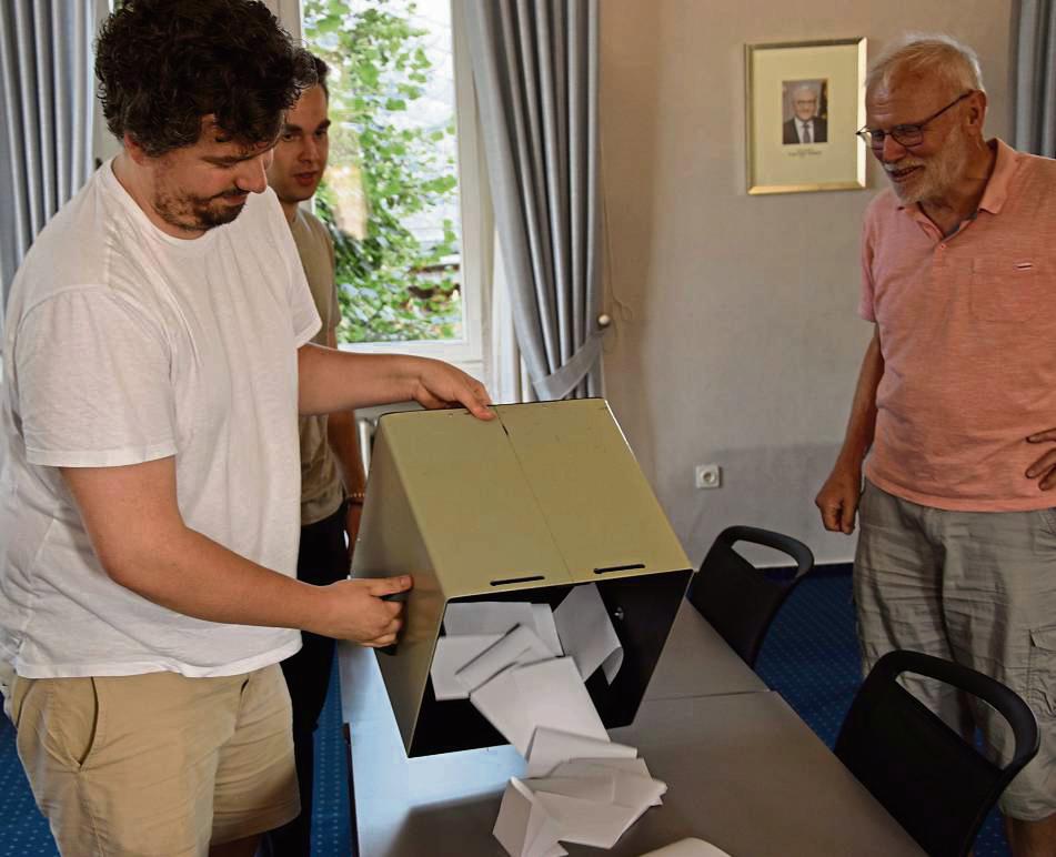 Die Auszählung der geheimen Abstimmung übernahmen die Ausschuss-Mitglieder selbst. Von jeder Fraktion kam ein Vertreter dazu (BG und Grüne sind nicht im Bild). Foto: Kossack