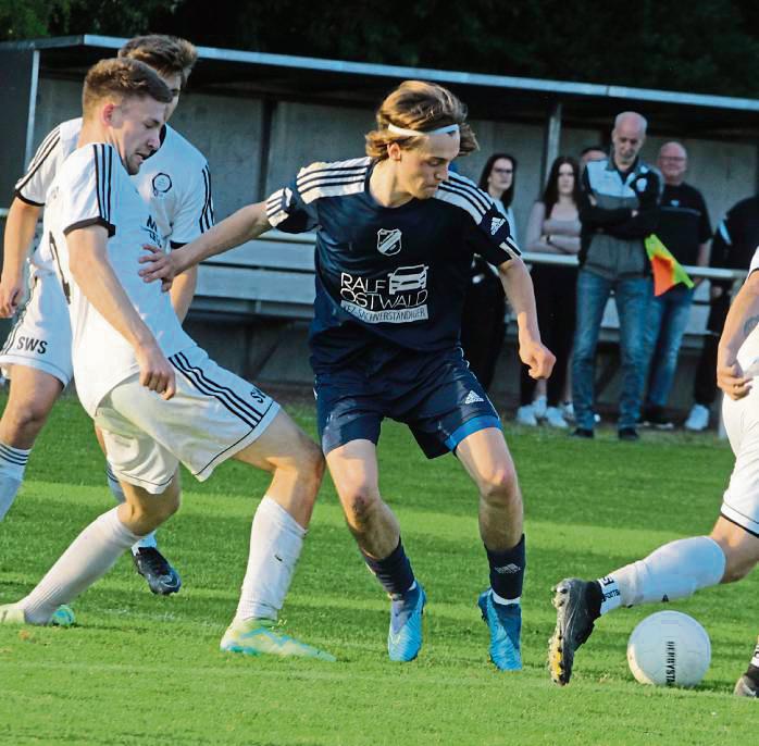 BW Lipperbruch (in Blau) lebt noch: Nach dem 3:2-Sieg ist der Klassenerhalt wieder möglich. Foto: Brand