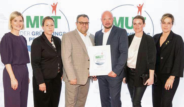 Für „Mut“ ausgezeichnet: Johanna Tjaden-Schulte (l., NRW-Bank) und NRW-Wirtschaftsministerin Mona Neubaur (r.) mit (v.l.) Denise und Oliver Bertelsmeier sowie Benjamin und Stefanie Wilhelm. Foto: NRW.BANK / Lokomotiv