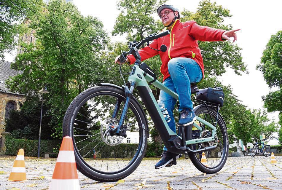 Balance-Akt: Beim Abbiegen müssen die Senioren einhändig fahren. Fotos: Giannakis