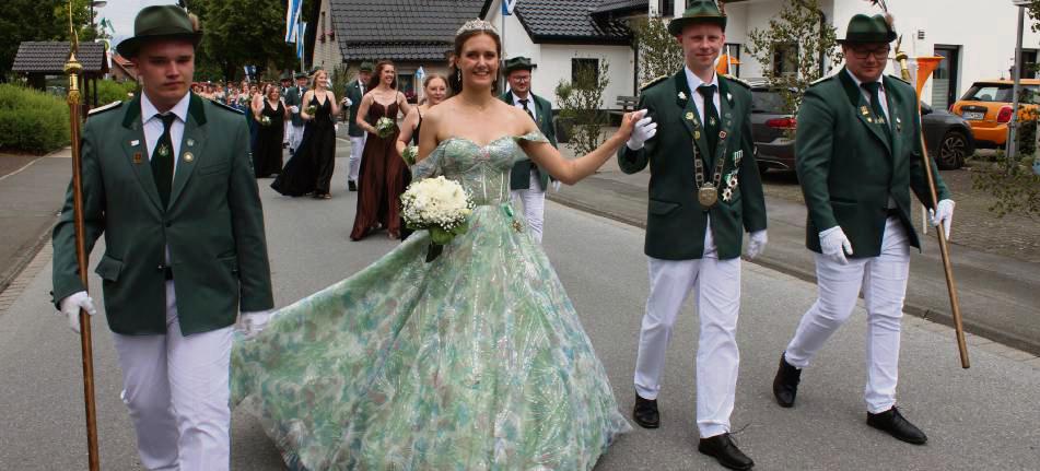 In einem Muster-Traum in Mint präsentierte sich die neue Königin Franka Groß. Foto: Biermann