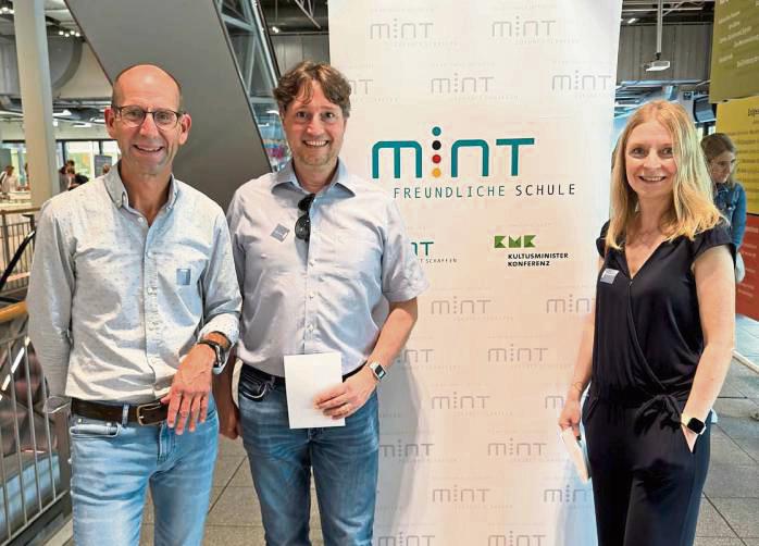 Volkmar Menz, Jens Vierling und Monika Riepe (v.l.) nahmen die Auszeichnungen fürs Erwitter Gymnasium entgegen.