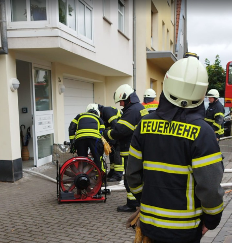 In einem Mehrfamilienhaus an der Viehstraße hat es heute Mittag gebrannt. Foto: Kossack