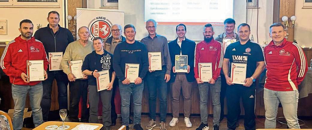 Immer auf Ballhöhe. Lippstadts Schiri-Boss Sebastian Rettler (r.) zeichnete jetzt zahlreiche Referees des heimischen Kreises für ihr langjähriges Engagement aus. Bereits seit 60 Jahren hält Bruno Hubrich (3.v.l.) der Schiedsrichter-Riege die Treue.