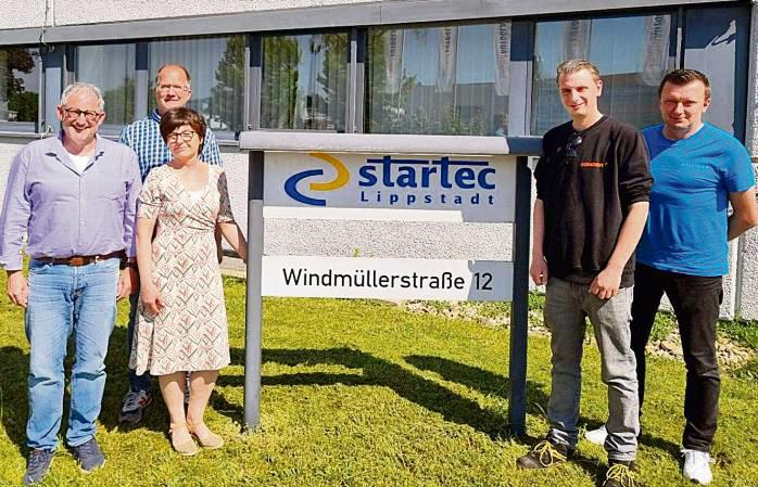 Von der Werkstatt auf den freien Arbeitsmarkt: Das hat Raphael Haufe (2.v.r.) geschafft. Dabei begleiteten und halfen (v.l.) Inklusionsassistent Dirk Schröer, Mario Albrecht (beide WfB Lippstadt), Monika Zarski (Integrationsfachdienst Kreis Soest) und Artur Rygol (Gonder Logistics).