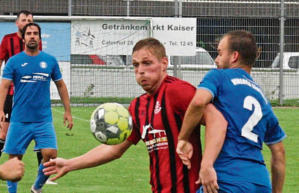 Kornel Toth (rotes Trikot) hat den Absteiger SV 03 Geseke verlassen und sich dem künftigen Liga-Konkurrenten und Nachbarn SuS Störmede angeschlossen. Foto: Schlink