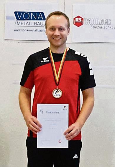 Deutscher Meister bei den Senioren Ü35 im Doppel und Einzel: Sven Walter von den Federfußballern des TV Lipperode.