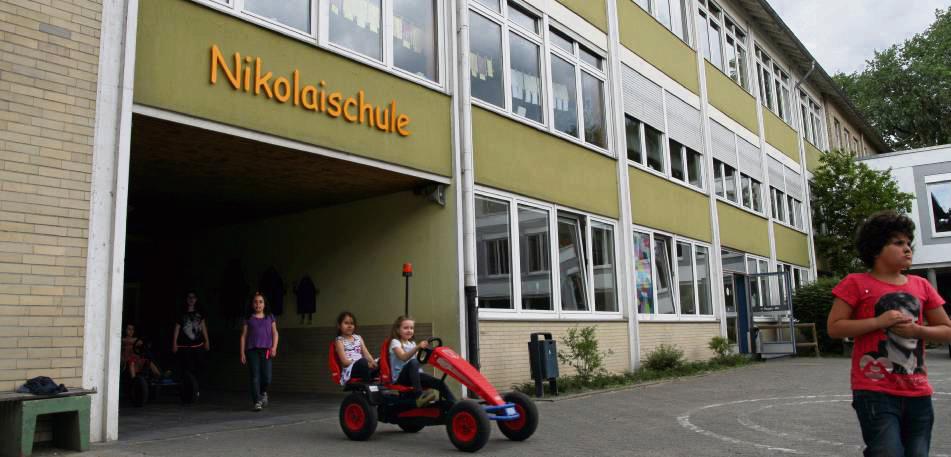 Nachbarschaftshilfe: Weil die Nikolaischule im kommenden Schuljahr wegen steigender Schülerzahlen wieder vier Klassen bilden muss und zusätzliche Räume braucht, hilft das benachbarte Hanse-Kolleg aus. Das Kolleg stellt einen Unterrichtsraum zur Verfügung und teilt sich zudem einen Fachraum mit der Grundschule. Archivfoto: Heienbrok