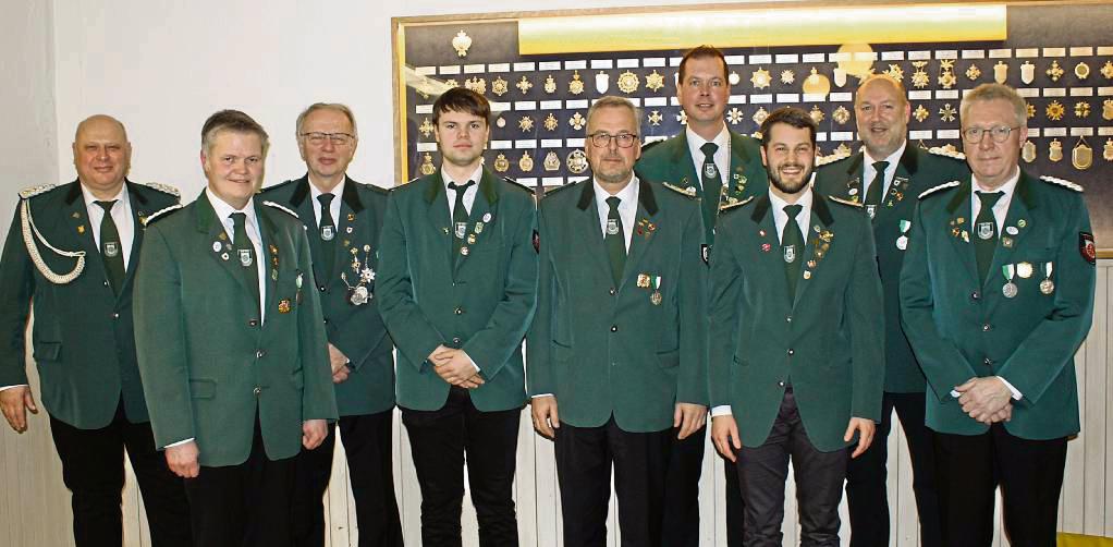 Der Vorstand des Schützenvereins Völlinghausen setzte in diesem Jahr auf Wiederwahlen. Das bereits eingespielte Team bleibt bestehen (v.l.): Thomas Hense, Tobias Heiming, Heinrich Schweighöfer, Elias Heiming, Dieter Menning, Michael Schulte, Phillipp Henneböhl, Elmar Cordes und Bernd Hötger. Foto: S. Dietz