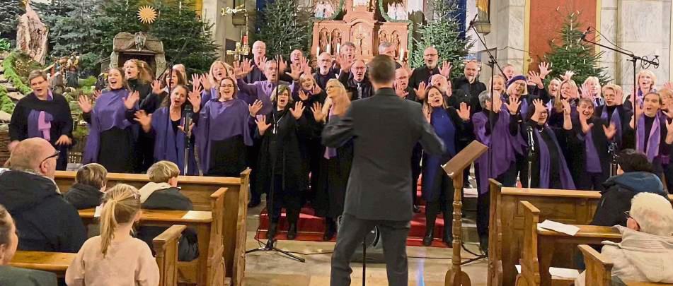 Lila Schals und kräftige Stimmen sind ihr Markenzeichen: Die Gospelsänger des Chors „Spirit of Music“ unterhielten ihr Publikum in der Maria-Magdalena-Kirche in Effeln. Foto: N. Gerwin