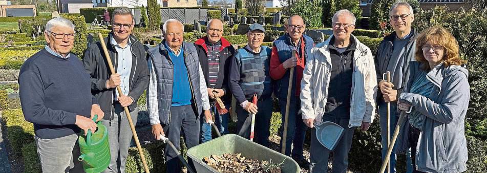 Sieben Männer für einen gepflegten Friedhof: Bürgermeister Andreas Sunder (2.v.l.) und Heike Bennink bedankten sich bei (v.l.) Hajo Ahrens, Reinhard Ahrens, Wilhelm Tack, Heinz Borgmeier, Norbert Bolte, Jürgen Vogt und Gerhard Sudahl.