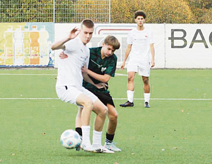 Den Gegner zum Toreschießen eingeladen: Die B-Junioren des TuS Lipperode (weiße Trikots) wirkten in vielen Spielsituationen nicht konzentriert genug. Foto: Hans Dannhausen