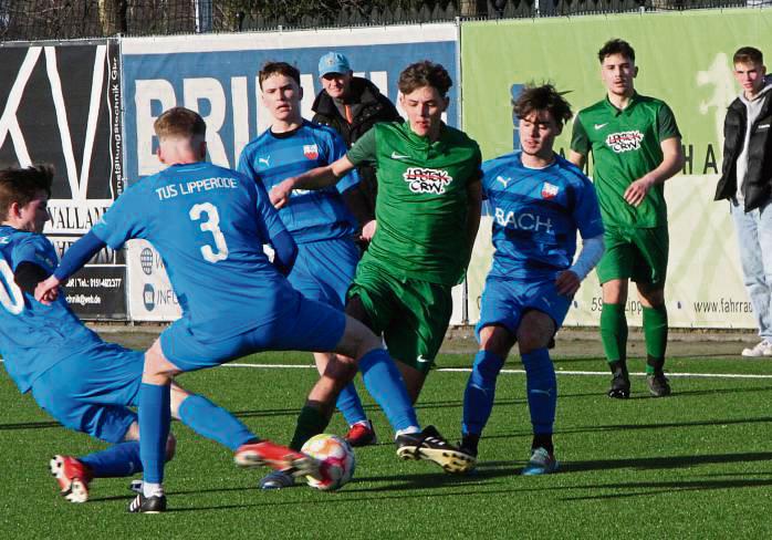 Während der TuS Lipperode (in Blau) spielfrei hat, trifft die Cappeler A-Jugend auf Mönninghausen. Foto: Dannhausen