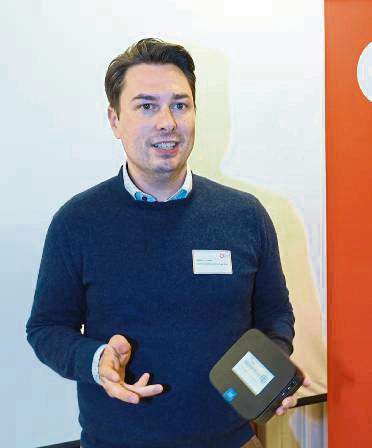 Mit der Defenderbox, hier präsentiert von Waldemar Leinweber (Kreis-Wirtschaftsförderung), lassen sich IT-Angriffe simulieren.