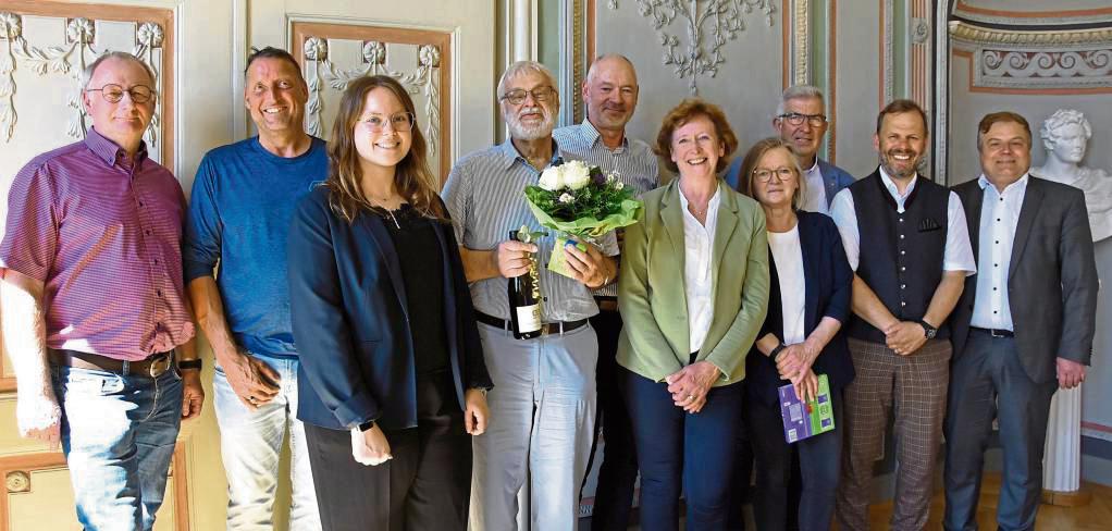 Neue Schiedspersonen im Amt: Martin Schulz (M., mit Blumenstrauß) scheidet aus, Christian Kleegräfe (2.v.l.) bleibt im Amt. Thomas Cramer (5.v.l.), Brigitte Andermahr (4.v.r.) und Johannes Peter Angenendt (3.v.r.) freuen sich auf die neue Herausforderung. Bürgermeister Arne Moritz (r.), Amtsgericht-Direktorin Claudia Kruse (5.v.r.) und Ralf Trilling vom Amtsgericht tauschten sich mit ihnen bei einer Feierstunde über das Schiedsamt aus.