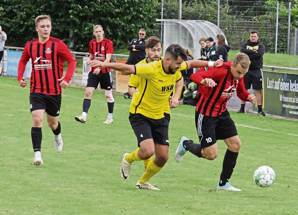 Ihre bisher schwarze Serie am heimischen Rabenfittich wollen die Geseker (in Rot-Schwarz) am Sonntag gegen den BV Bad Sassendorf stoppen. Foto: Schlink