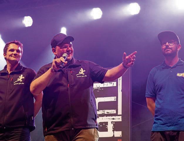 Nutzte am Freitagabend die große Bühne des Steinfestes, um das BDO-Comeback zu verkünden: der JZI-Vorstand Tobias Lenniger, Marvin Kußmann (am Mikro) und Dominik Frisse.