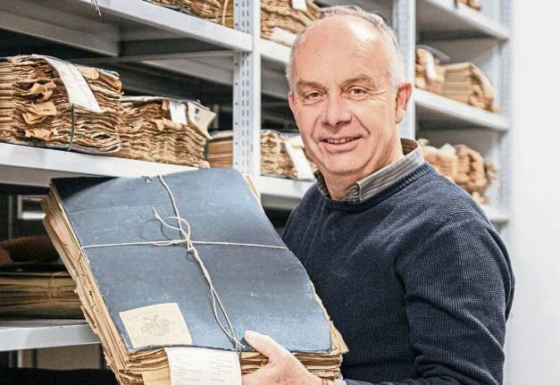 Dr. Bernd Tenbergen kennt sich mit Herbarien aus.