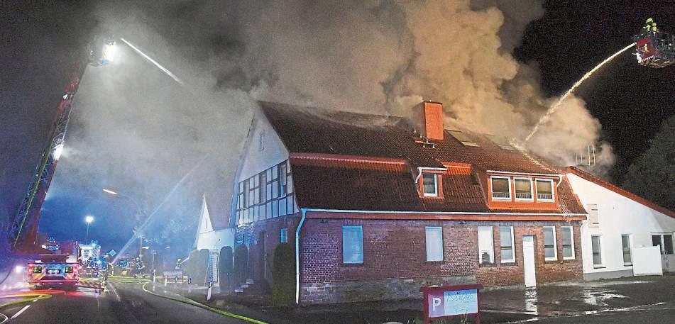 Erst gegen 5 Uhr konnten die Feuerwehrleute die Flammen kontrollieren.
