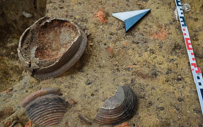 In einer Grube entsorgte Kochtöpfe der frühen Neuzeit – genauer gesagt aus dem 17./18. Jahrhundert.