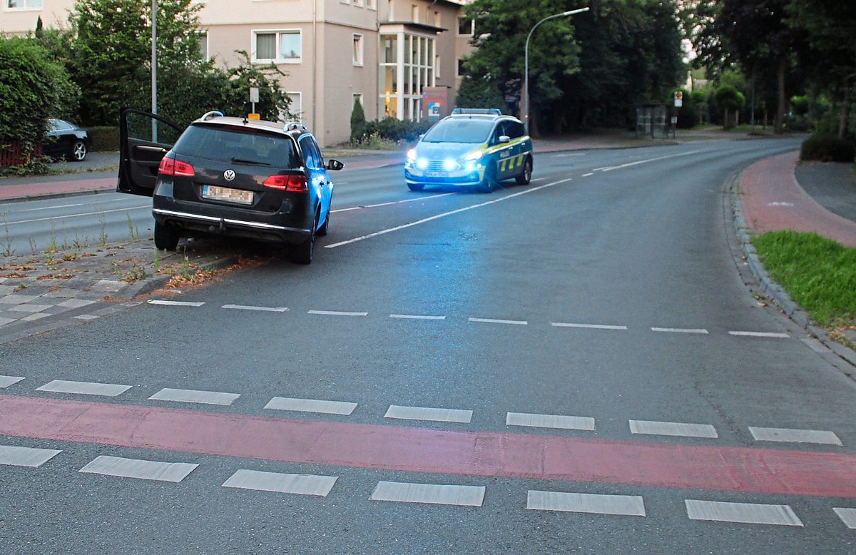 Die Verfolgungsjagd endete für den Fahrer auf der Verkehrsinsel an der Barbarossastraße in Lippstadt. Der unbekannte Mann im weißen T-Shirt flüchtete. Die Polizei ermittelt. Foto: Polizei Lippstadt
