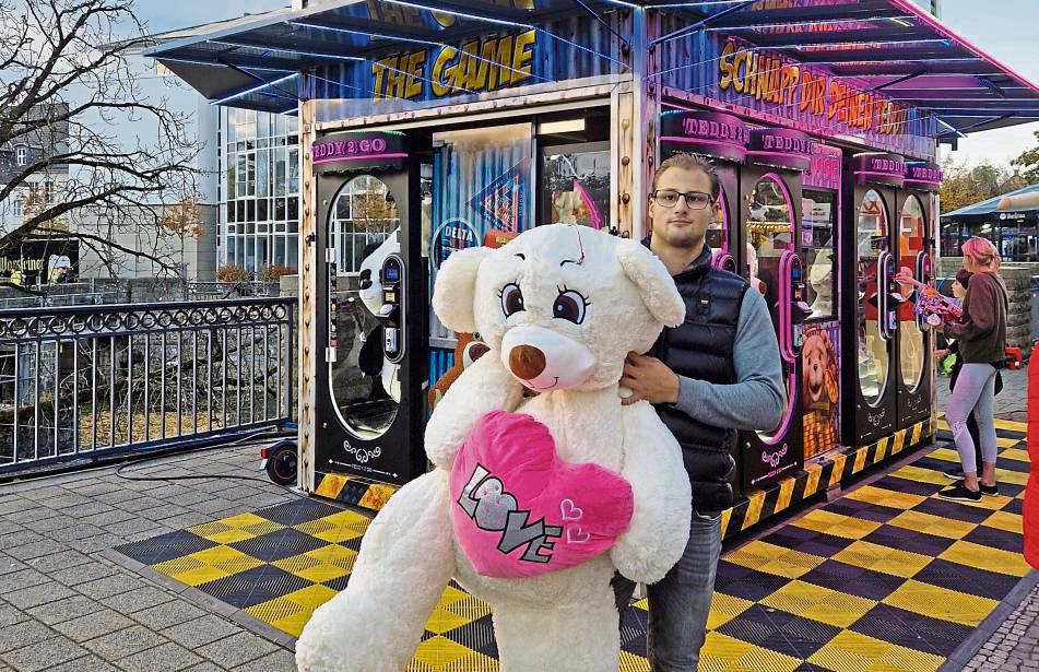 Die Schneideautomaten von Schausteller Louis Weber sind dank der Riesenteddys ein Hingucker. Fotos: Stallmeister