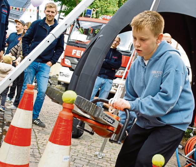 Die Gerätschaften der Feuerwehr durften die Festbesucher selbst ausprobieren.
