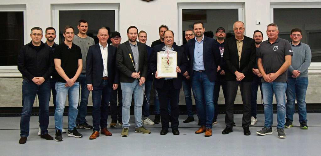 Vom Oberst zum Ehrenoberst: Der Vorstand verabschiedet Dietmar Rinschede. Foto: Löseke
