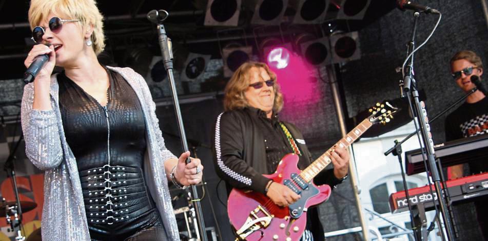 Die Roxette-Tribute-Band „Crash! Boom! Bang!“ rockt den Rathausplatz, hier (v.l.) Sängerin Lidia Lingstedt, Gitarrist Steve H. Stevens und Keyboarder Lukas Münten. Foto: Wissing