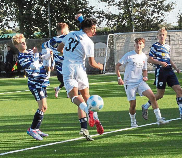 In Unterzahl musste der TuS Lipperode (in Weiß) ab der 51. Minute nach einer Roten Karte spielen. Dennoch bezwang man den TSV Wewer deutlich mit 4:0. Foto: Dannhausen