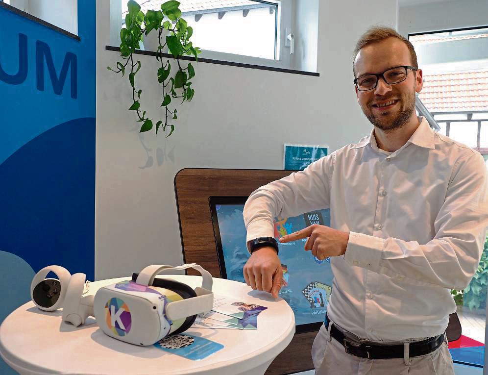 Armbänder mit Notruf-Funktion, VR-Brillen mit kognitiven Übungen oder auch elektrische und faltbare Rollstühle werden im Zentrum für Digitale Pflege von Benedikt Meyer zu Theenhausen gezeigt. Foto: Heyn