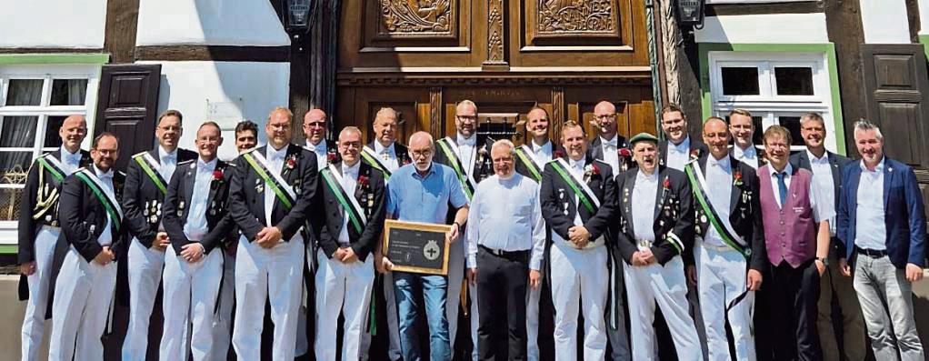 Die Schützen dankten Wirt Hugo Schulte-Döinghaus (m.) für die langjährige Freundschaft.