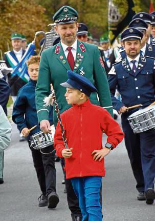 Früh übt sich: Dieser kleine Tambourmajor gab schon den Takt an.