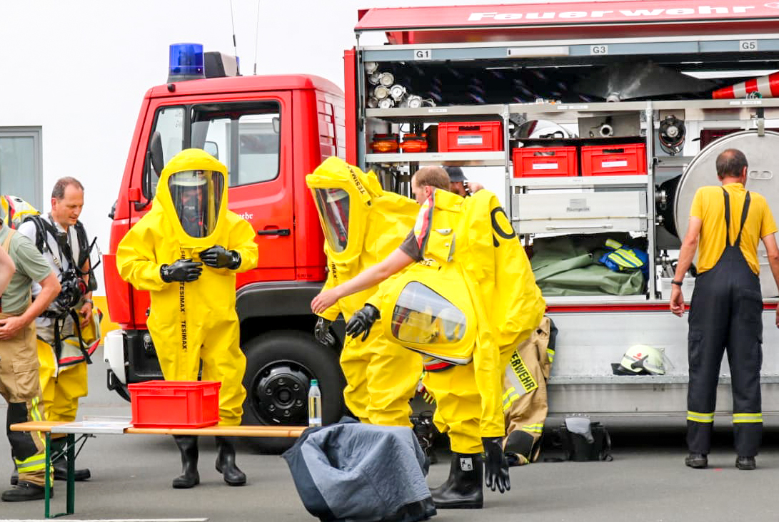 Eigenschutz steht über allem, was die Feuerwehr bei ihrem Einsatz an der Bürener Straße leistet. Foto: Wapelhorst