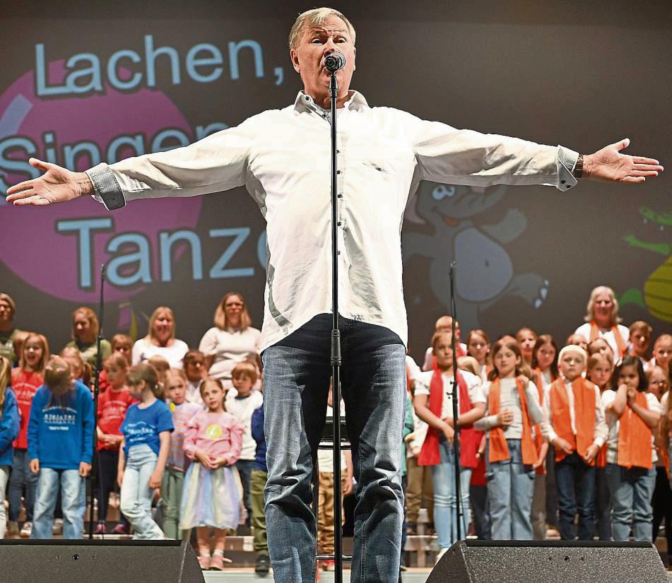 Gemeinsam mit Kindern aus Schulen und Kindergärten brachte Reinhard Horn eine Auswahl seiner schönsten Lieder auf die Bühne des Lippstädter Stadttheaters. Fotos: Tuschen