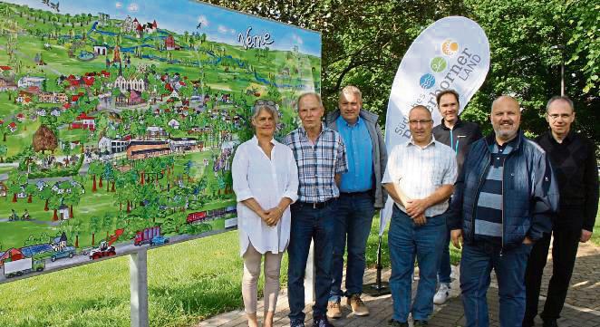 Das Wimmelbild gestaltete Dorohtee Reichenberger (l.), hier neben dem zweiten Vorsitzenden des Heimatvereins und Ideengeber Heiner Bergschneider.