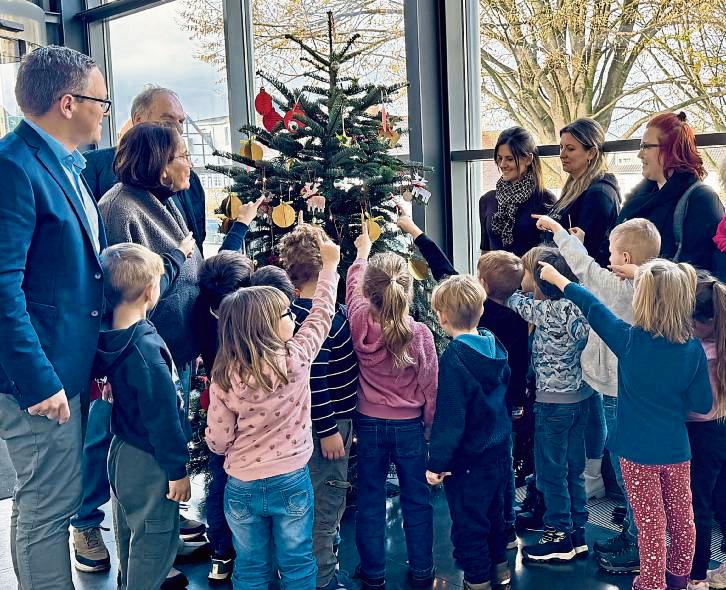 Den Baum im Rathaus haben die Kinder des Familienzentrums Erwitte geschmückt.