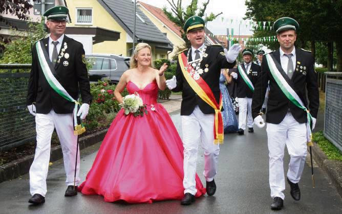 Sonnenschein im Herzen: Die Regenten Heike und Sascha Trienens am Heimathaus. Fotos: Pape-Rüther