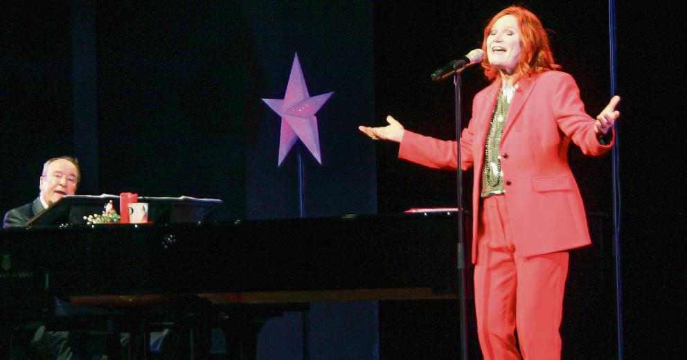 Ein perfektes Gespann: Pe Werner und ihr Pianist Peter Grabinger. Foto: Helga Wissing