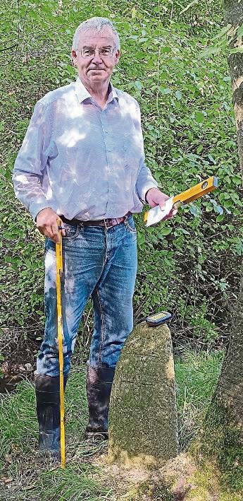Franz-Josef Schwarte aus Störmede – hier bei der Vermessung des recht unzugänglichen Grenzsteins – lieferte die Daten zum nun 350. dokumentierten Schnatstein im Kreis Soest.