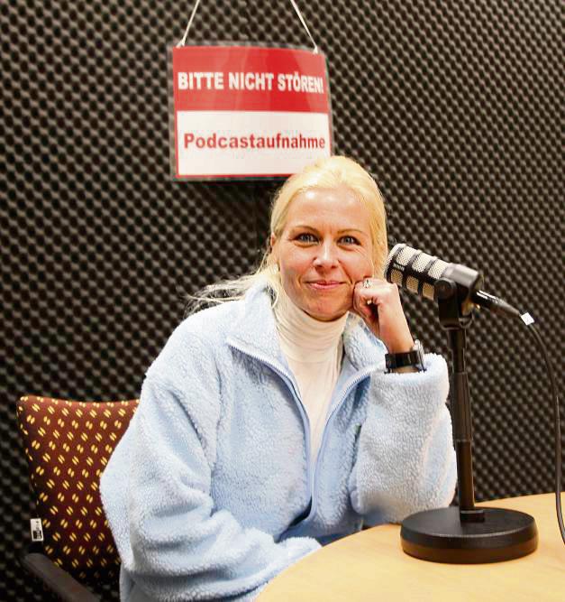 Streetworkerin Miriam Liedmeier im Patriot-Podcast-Studio: In der neuen Folge spricht sie über die Situation von Wohnungs- und Obdachlosen in Lippstadt. Foto: Puls